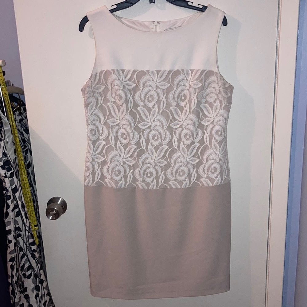 Sandra Darren EUC beautiful laced midsection, just below the knee. Size 12.